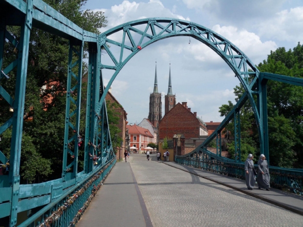 Ten most oczywiście ma swoją nazwę,ale dla Wrocławian to most miłości,tysiące kłódek na nim zapiętych przez zakochane pary deklarują,że ich miłość będzie trwać :)..nawet zakonnice są pod wrażeniem ;) #DolnyŚląsk #miasto #Wrocław