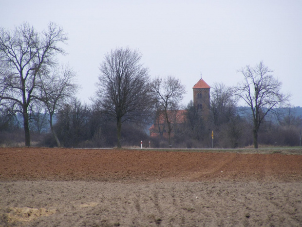Widok na kościół św. Idziego z polnej drogi należącej do szlaku czarnego ( w tle droga 726 do Rawy Mazowieckiej )