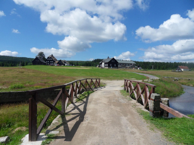 Wejście do Jizerki najwyżej położonej(990 m n.p.m.) osady w Górach Izerskich..Wieś składa się z samych zabytkowych domów.. #Czechy #góry #Jizerka #lato