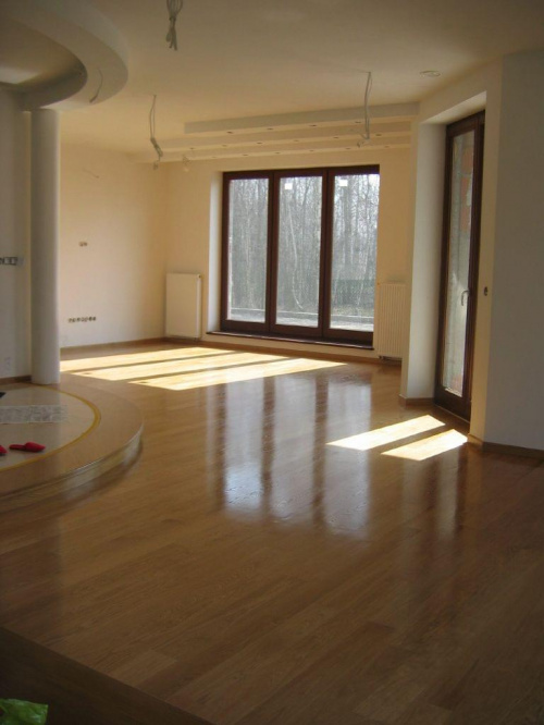 widok na salon z perspektywy kuchni